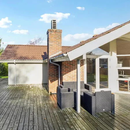 Dom wakacyjny Beautiful In With Sauna